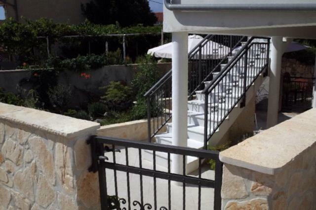 Charming Seaside Apartment Primosten Luaran gambar